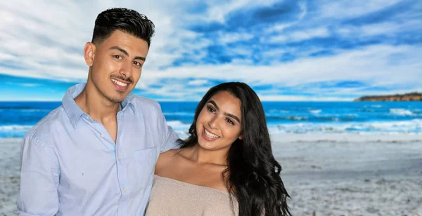 Ein Junges Glückliches Hispanisches Paar Das Zusammen Lächelt — Stockfoto