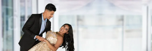 Teenie Mädchen Feiert Ihre Quinceanera Mit Einem Schönen Kleid — Stockfoto