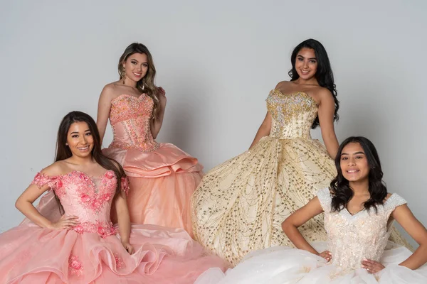 Quatro Meninas Adolescentes Sua Festa Quinceanera — Fotografia de Stock