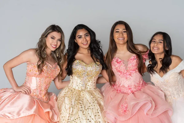 Vier Tienermeisjes Hun Quinceanera Feestje — Stockfoto