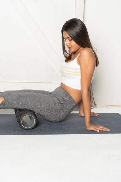 Adolescente Haciendo Ejercicio Gimnasio Con Rodillo Espuma — Foto de Stock