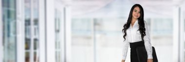 İş yerinde mutlu genç oldukça İspanyol işkadını