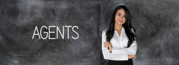 Молодая латиноамериканка работает агентом по недвижимости
