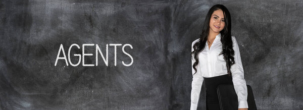 Молодая латиноамериканка работает агентом по недвижимости
