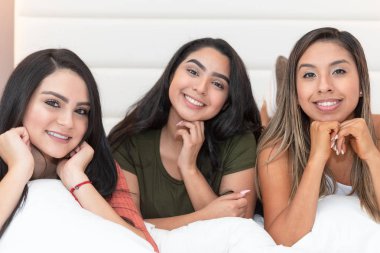 Bir yatak odasında genç İspanyol teen arkadaş grubu