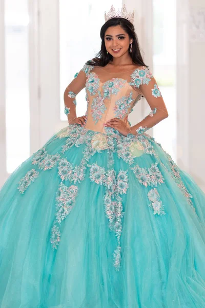 Joven Adolescente Hispana Usando Vestido Quinceañera —  Fotos de Stock