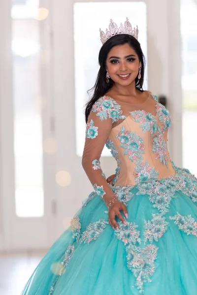 Jovem Adolescente Hispânico Menina Vestindo Vestido Quinceanera — Fotografia de Stock