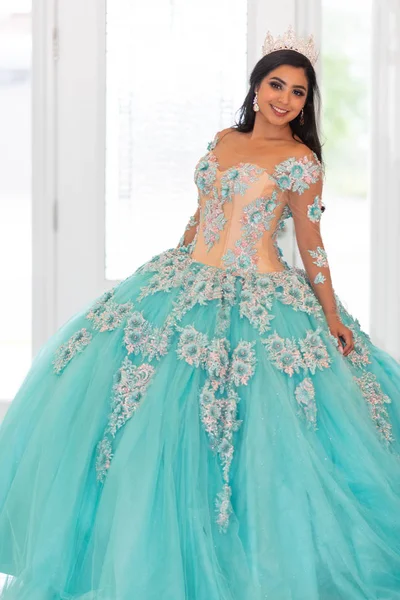 Fiatal Tini Hispán Lány Visel Quinceañera Ruha — Stock Fotó