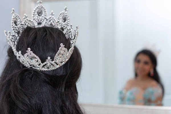 Junges Hispanisches Mädchen Trägt Ein Quinceanera Kleid — Stockfoto