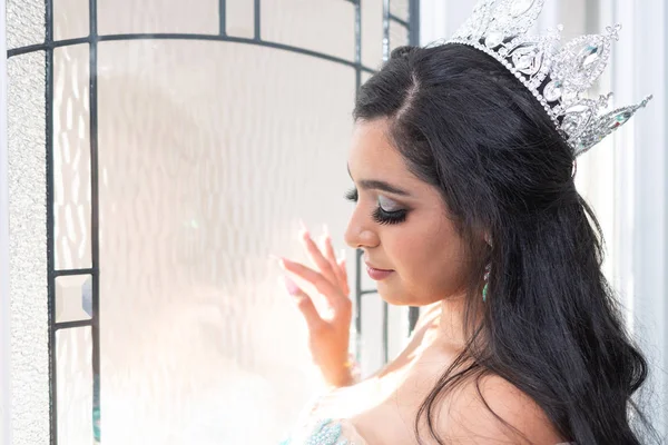 Fiatal Tini Hispán Lány Visel Quinceañera Ruha — Stock Fotó