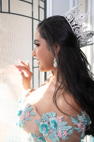 Fiatal Tini Hispán Lány Visel Quinceañera Ruha — Stock Fotó