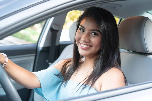 Jeune Adolescente Hispanique Apprenant Conduire Une Voiture — Photo