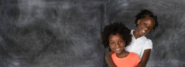 Kardeşiz iki genç Afro-Amerikan kız grubu