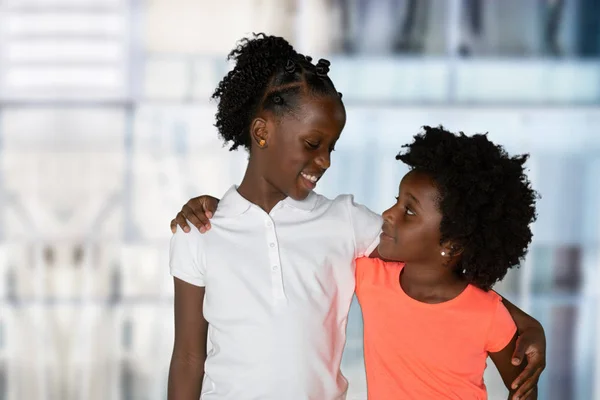 Gruppe Von Zwei Jungen Afrikanisch Amerikanischen Mädchen Die Schwestern Sind — Stockfoto