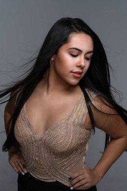 Genç Genç İspanyol moda model bir stüdyoda poz