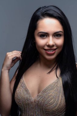 Genç Genç İspanyol moda model bir stüdyoda poz