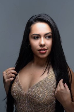 Genç Genç İspanyol moda model bir stüdyoda poz