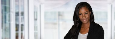 Genç Afro-Amerikan işkadını işinde oldukça