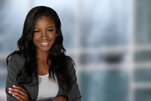 Junge Hübsche Afrikanisch Amerikanische Geschäftsfrau Bei Ihrem Job — Stockfoto