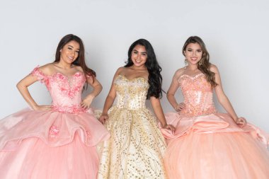 Grup, onbeş yaş giyen üç genç İspanyol kız Giydir