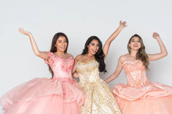 Ομάδα Των Τριών Έφηβων Κοριτσιών Ισπανόφωνος Φορώντας Δεκάτων Φορέματα — Φωτογραφία Αρχείου