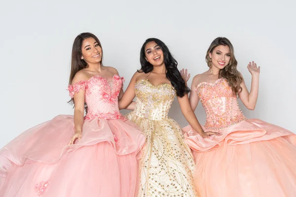 Skupina Tří Dospívajících Hispánský Dívek Nosí Quinceanera Šaty — Stock fotografie