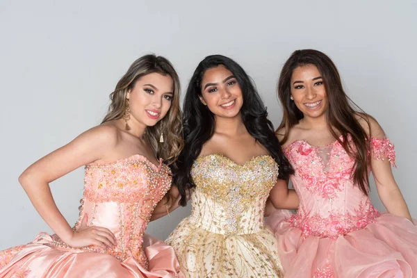 Grupo Três Adolescentes Hispânicos Meninas Vestindo Vestidos Quinceanera — Fotografia de Stock