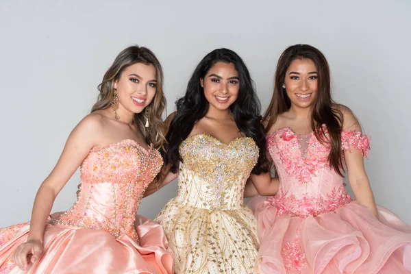 Grupo Três Adolescentes Hispânicos Meninas Vestindo Vestidos Quinceanera — Fotografia de Stock