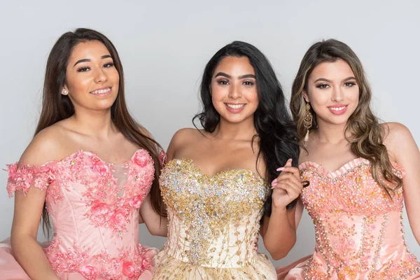 Grupo Três Adolescentes Hispânicos Meninas Vestindo Vestidos Quinceanera — Fotografia de Stock