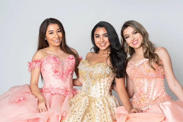 Grupo Três Adolescentes Hispânicos Meninas Vestindo Vestidos Quinceanera — Fotografia de Stock