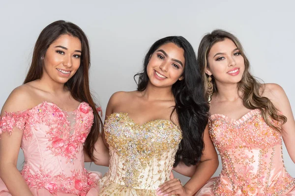Grupo Tres Adolescentes Hispanas Vestidas Con Vestidos Quinceañera —  Fotos de Stock