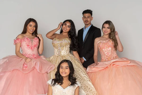 Grupo Adolescentes Con Sus Vestidos Quinceañera —  Fotos de Stock
