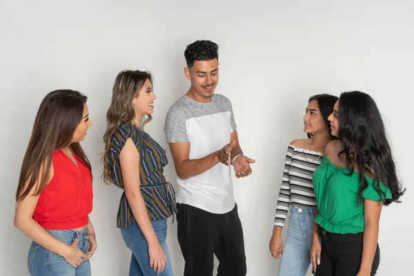 Cinco Jóvenes Amigos Adolescentes Hispanos Juntos Estudio —  Fotos de Stock