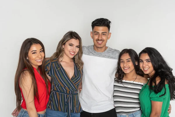 Cinco Jóvenes Amigos Adolescentes Hispanos Juntos Estudio — Foto de Stock