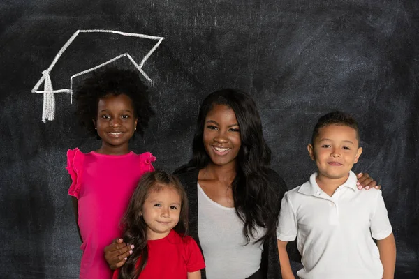 African American Leraar Een Groep Studenten School — Stockfoto