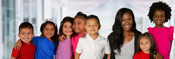 Professor Afro Americano Grupo Alunos Escola — Fotografia de Stock