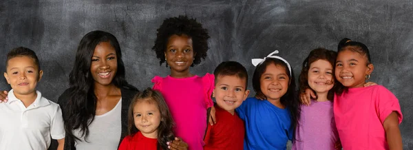 アフリカ系アメリカ人教師と学校の生徒のグループ — ストック写真