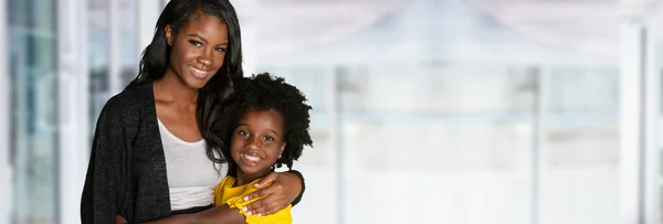 Afrikanisch Amerikanische Mutter Und Tochter Lächeln Zusammen Und Umarmen Sich — Stockfoto