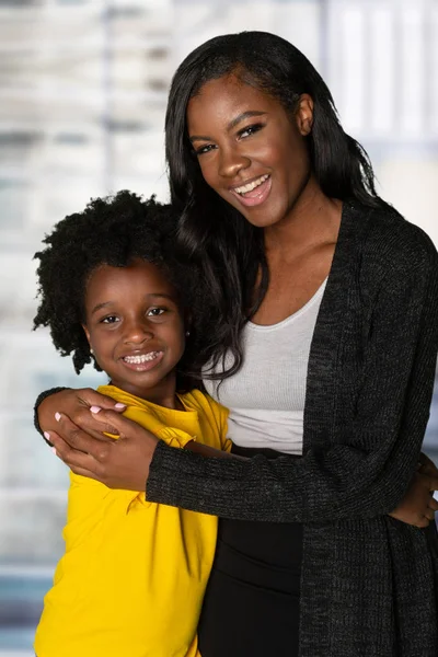 Afrikanisch Amerikanische Mutter Und Tochter Lächeln Zusammen Und Umarmen Sich — Stockfoto