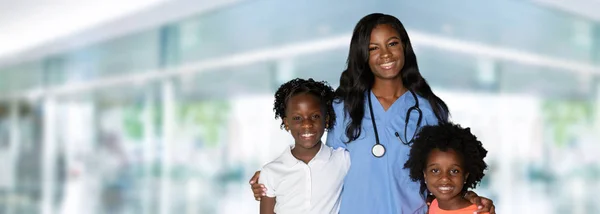 Verpleegkundige Met Kinderen Het Ziekenhuis Krijgen Van Medische Zorg — Stockfoto