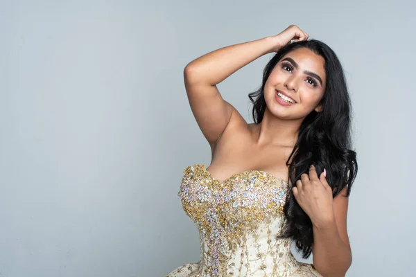 Hispánský Dospívající Dívka Bude Její Prom Nebo Quinceanera — Stock fotografie