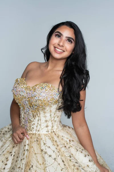 Menina Adolescente Hispânica Vai Seu Baile Formatura Quinceanera — Fotografia de Stock