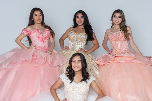 Groep Van Vier Gelukkig Hispanic Tienermeisjes Hun Quinceanera Jurken — Stockfoto