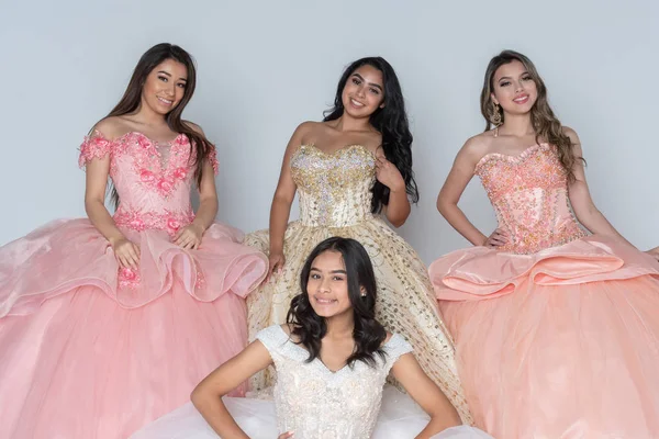 Grupo Cuatro Adolescentes Hispanas Felices Sus Vestidos Quinceañera —  Fotos de Stock