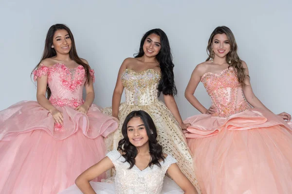 Groupe Quatre Adolescentes Hispaniques Heureuses Dans Leurs Robes Quinceanera — Photo