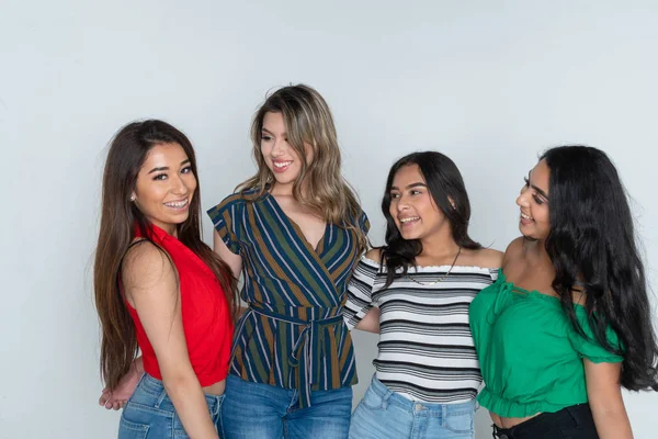 Grupo Cuatro Amigas Hispanas Adolescentes Sonriendo Riendo — Foto de Stock