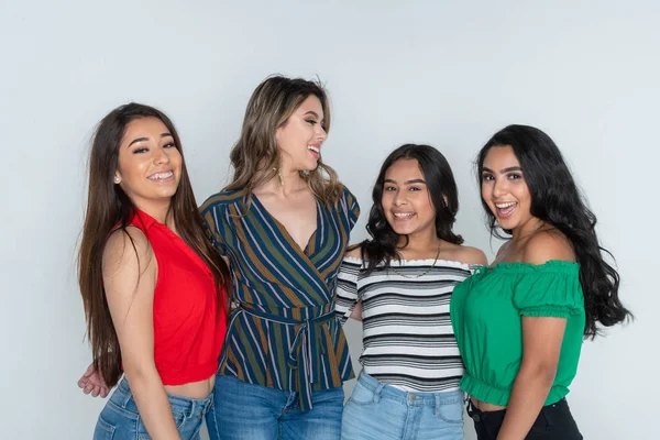 Grupo Quatro Adolescentes Hispânicos Amigos Sexo Feminino Sorrindo Rindo — Fotografia de Stock