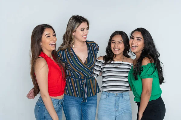 Grupo Quatro Adolescentes Hispânicos Amigos Sexo Feminino Sorrindo Rindo — Fotografia de Stock