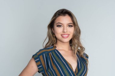 mutlu, genç, güzel bir kadın portresi