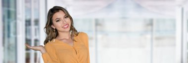 mutlu, genç, güzel bir kadın portresi